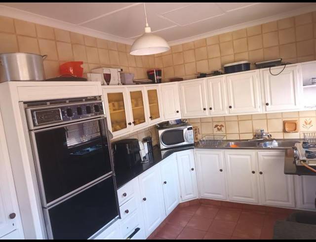 5 BEDROOM HOUSE FOR SALE IN MONDEOR